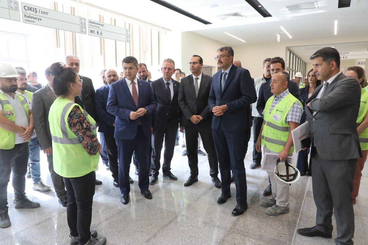 Kütahya Şehir Hastanesinde gelinen aşmayı Valimiz, milletvekillerimiz ve belediye başkanımızla birlikte inceledik. Kütahyamıza değer katacak ve vatandaşlarımıza sağlık hizmetlerinin en üst seviyede sunulmasını sağlayacak olan bu projeye emek veren herkese çok teşekkür ederim.