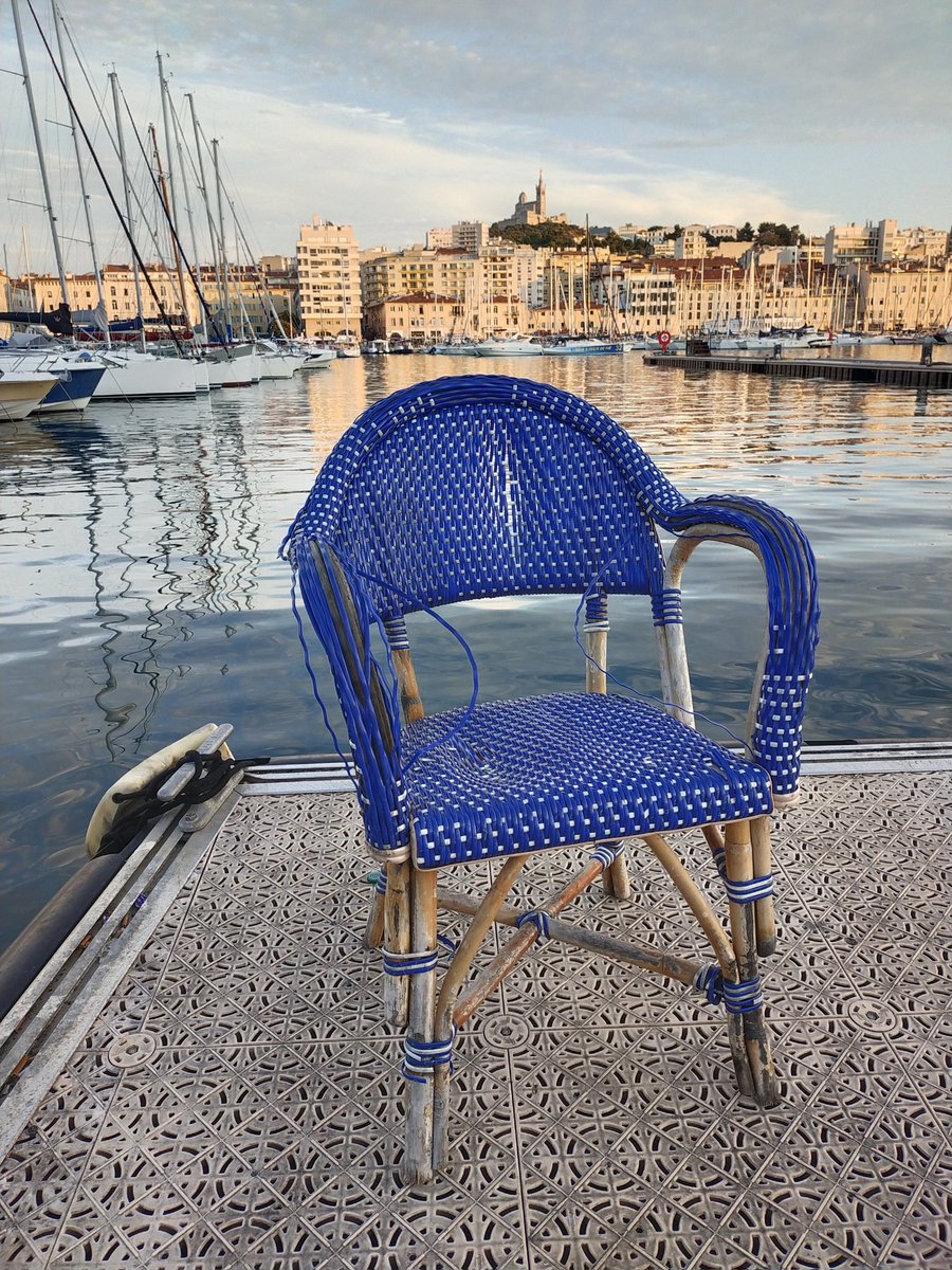 LA chaise bleue de Marseille ! #Marseille #vieuxport #chaisebleue #revoirmarseille
