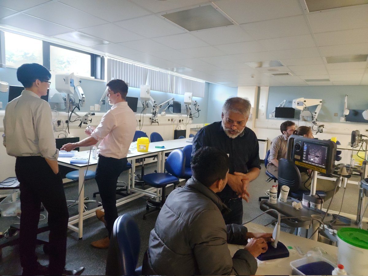 ERSono5's tweet photo. Introducing ultrasound to our new doctors. 
#F1skillsday #aedbthft #POCUS https://t.co/1x2qJfYJaU