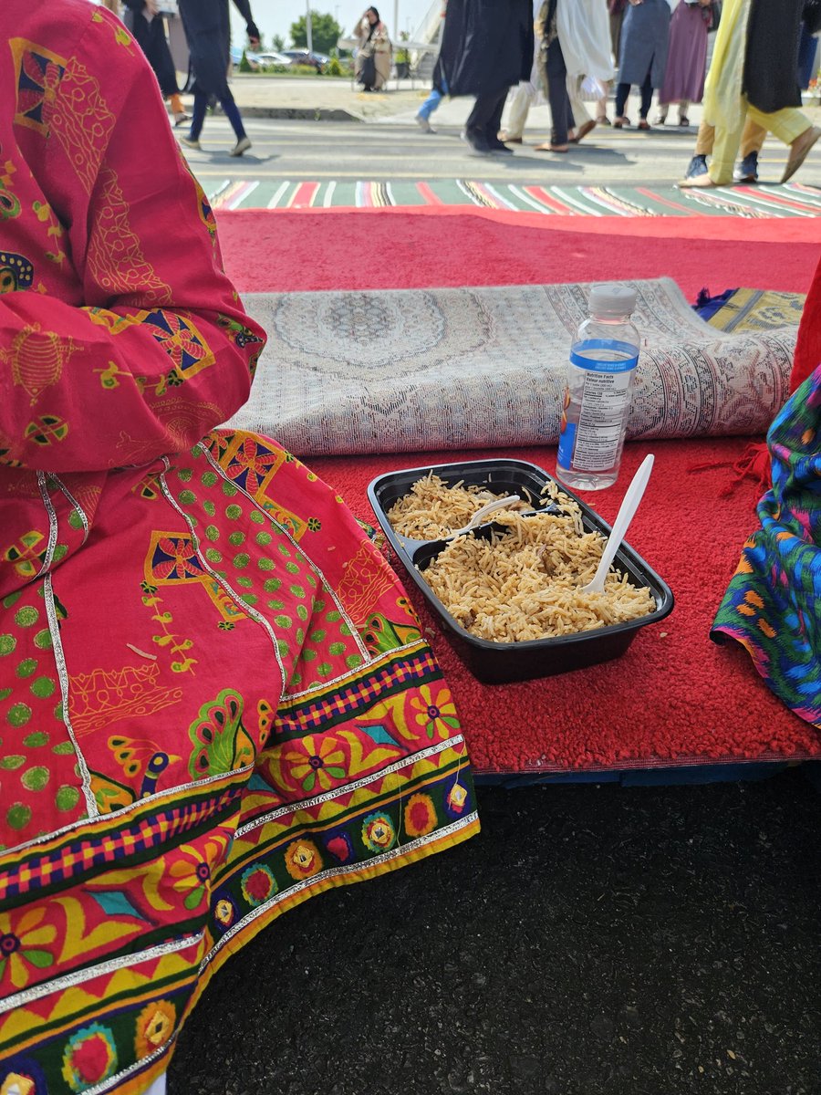LajnaPVLCanada's tweet photo. Lunch time at Bait ul Islam Mosque #JalsaUK https://t.co/6X4qs5aa37