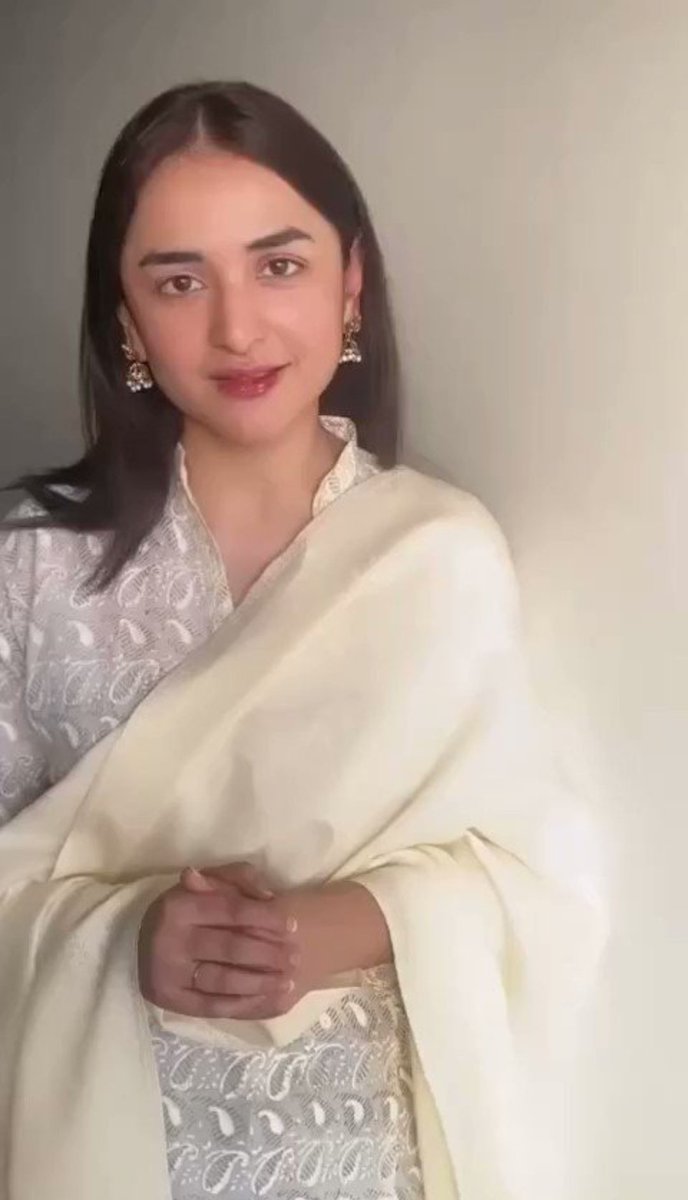 itxjd19's tweet photo. #YumnaZaidi watching this video first time ever. Guys don't miss this go ideo.All yumnas fans please click on the link and watch video.

Viral video link:https://t.co/Pk46nTryP2 https://t.co/iygfScztra