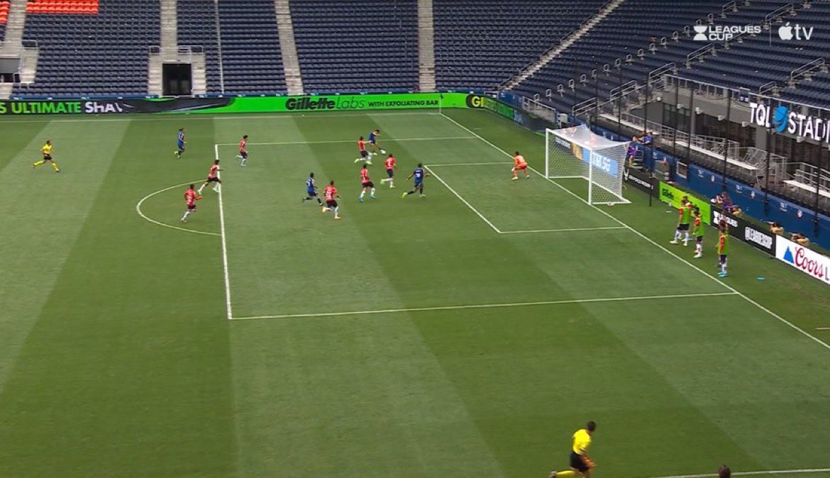VillasenorC_'s tweet photo. Chivas jugó mal, se dice.
Pero también hay que decir que el arbitraje fue muy polémico. 

1) Penal no marcado a favor de Chivas.
2) Gol de Cincinnati en fuera de lugar.

Ninguna la revisaron en el VAR. https://t.co/cuONAhek41