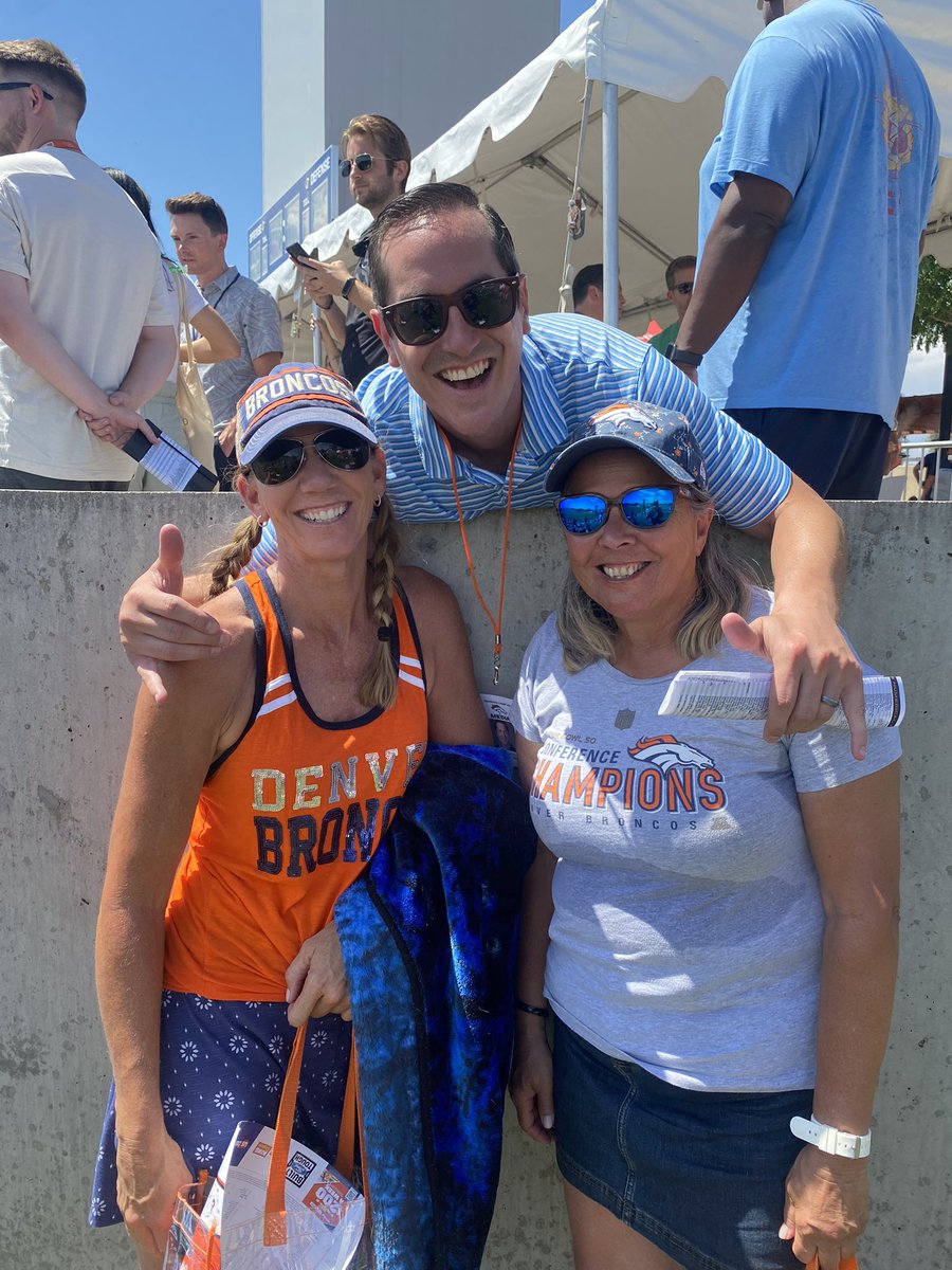 ShannonLWarner's tweet photo. @DenverSportsCom So great to meet ya, Zach! We love 104.3 the fan!!!
@byesline https://t.co/mTb8HFSkPs