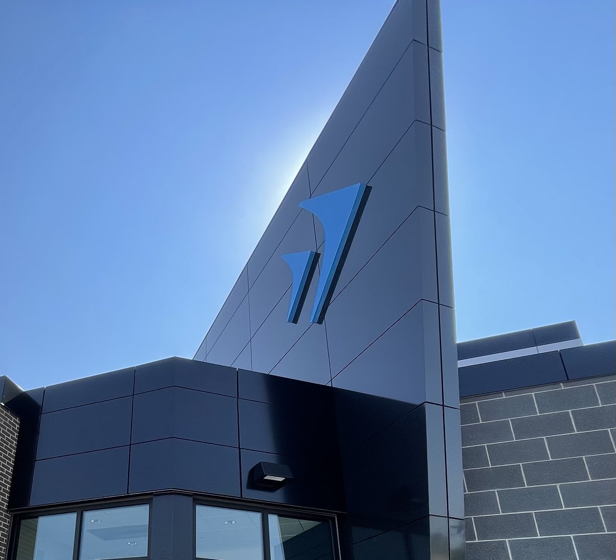 LaminatorsInc's tweet image. Project Spotlight!

Bank Forward

- Location: Grand Forks, ND
- Installation System: Dry Seal
- Products Used: Omega-Lite®
- Colors: Black, Champagne (Metallic)

#acmcladding #bank #manufacturer #laminatorsinc #laminatorsincorporated