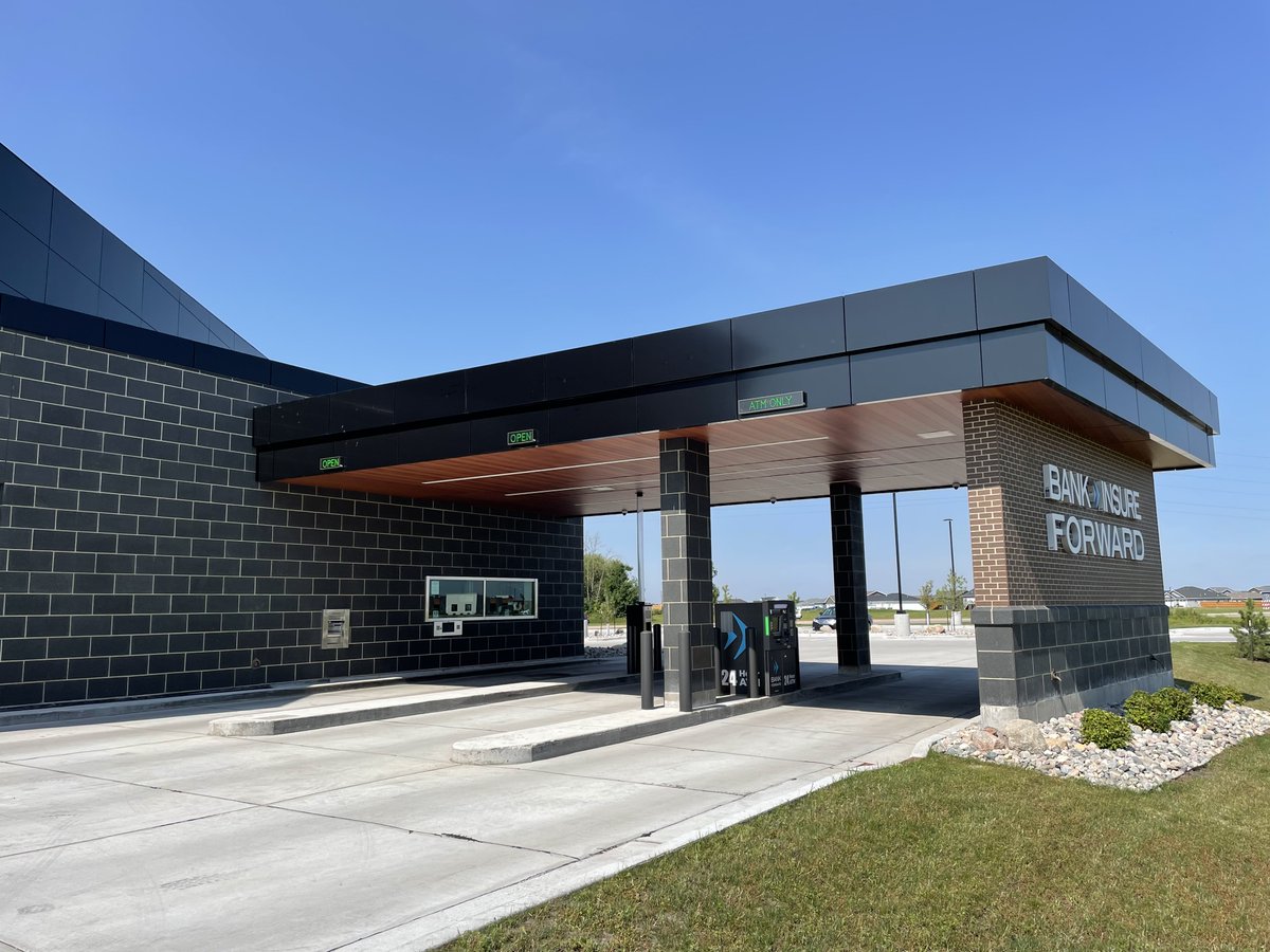 LaminatorsInc's tweet image. Project Spotlight!

Bank Forward

- Location: Grand Forks, ND
- Installation System: Dry Seal
- Products Used: Omega-Lite®
- Colors: Black, Champagne (Metallic)

#acmcladding #bank #manufacturer #laminatorsinc #laminatorsincorporated