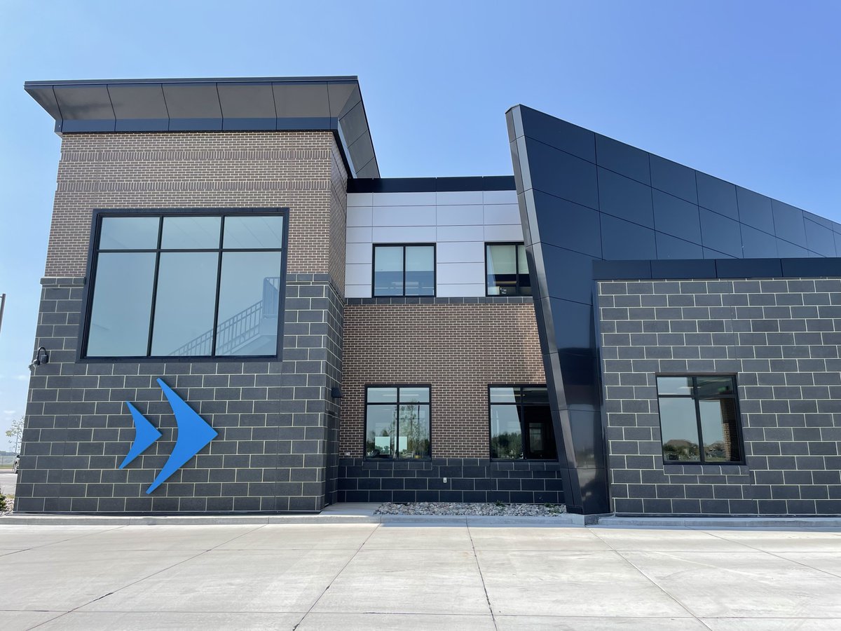LaminatorsInc's tweet image. Project Spotlight!

Bank Forward

- Location: Grand Forks, ND
- Installation System: Dry Seal
- Products Used: Omega-Lite®
- Colors: Black, Champagne (Metallic)

#acmcladding #bank #manufacturer #laminatorsinc #laminatorsincorporated