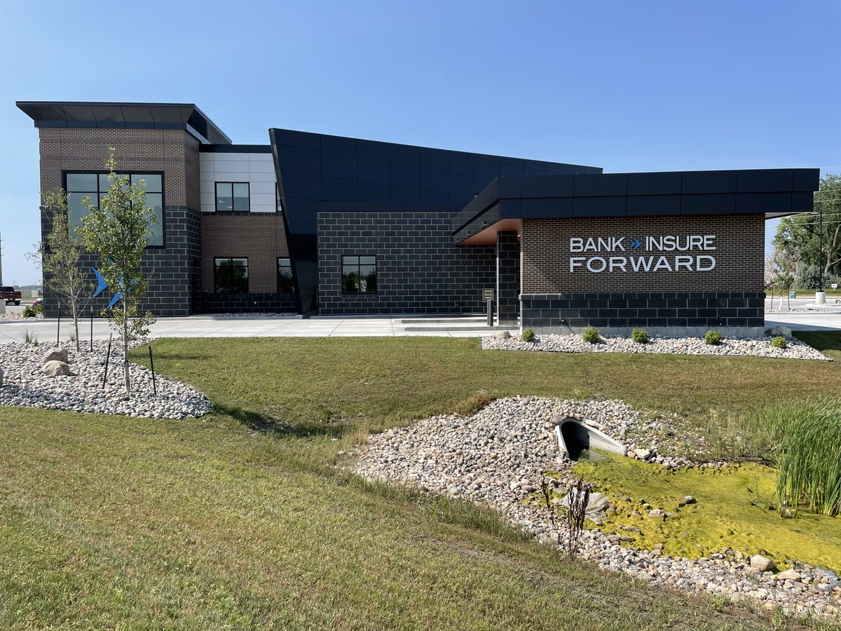 LaminatorsInc's tweet image. Project Spotlight!

Bank Forward

- Location: Grand Forks, ND
- Installation System: Dry Seal
- Products Used: Omega-Lite®
- Colors: Black, Champagne (Metallic)

#acmcladding #bank #manufacturer #laminatorsinc #laminatorsincorporated
