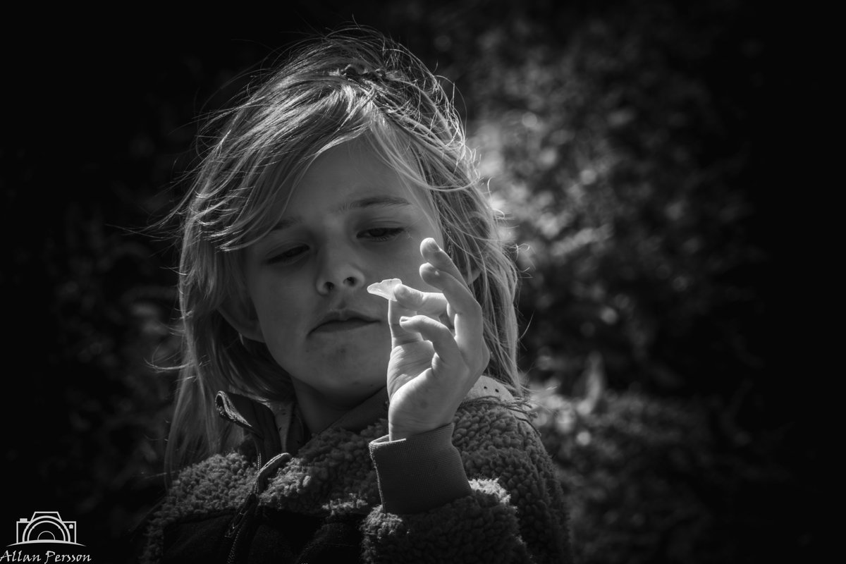 marathonpepe's tweet photo. Ea med glasskår strandfund
#dknatur #Samsø #Kolby #Portrait #Looking #People #Headshot #Monochrome #CloseUp #Black #Outdoors #PhotoShoot #Face #FocusOnForeground https://t.co/rCR5b4M4xv