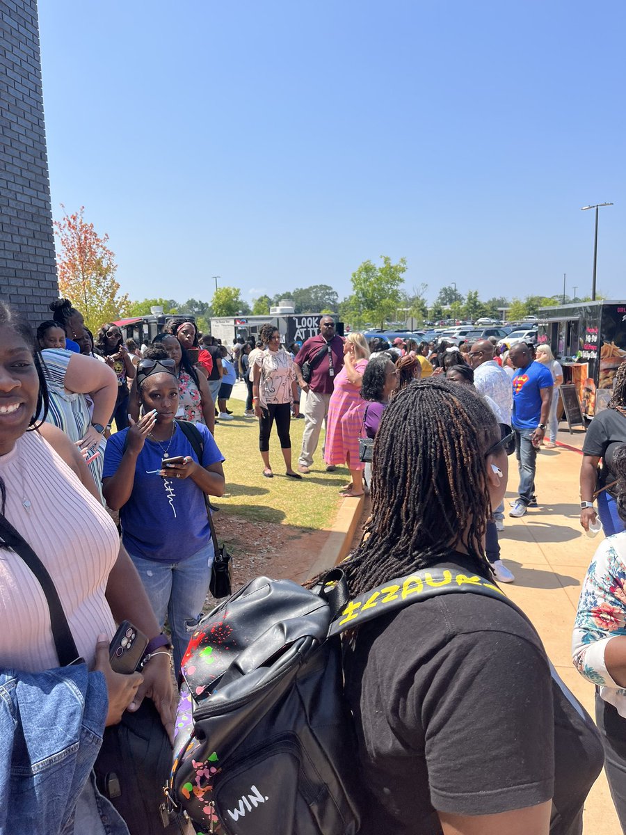 lisamce87's tweet photo. CCPS welcomed us back in style and with a vibe!  #MorrowHighSchool #CCPSProfessionalLearning https://t.co/hAXXbkZU4r
