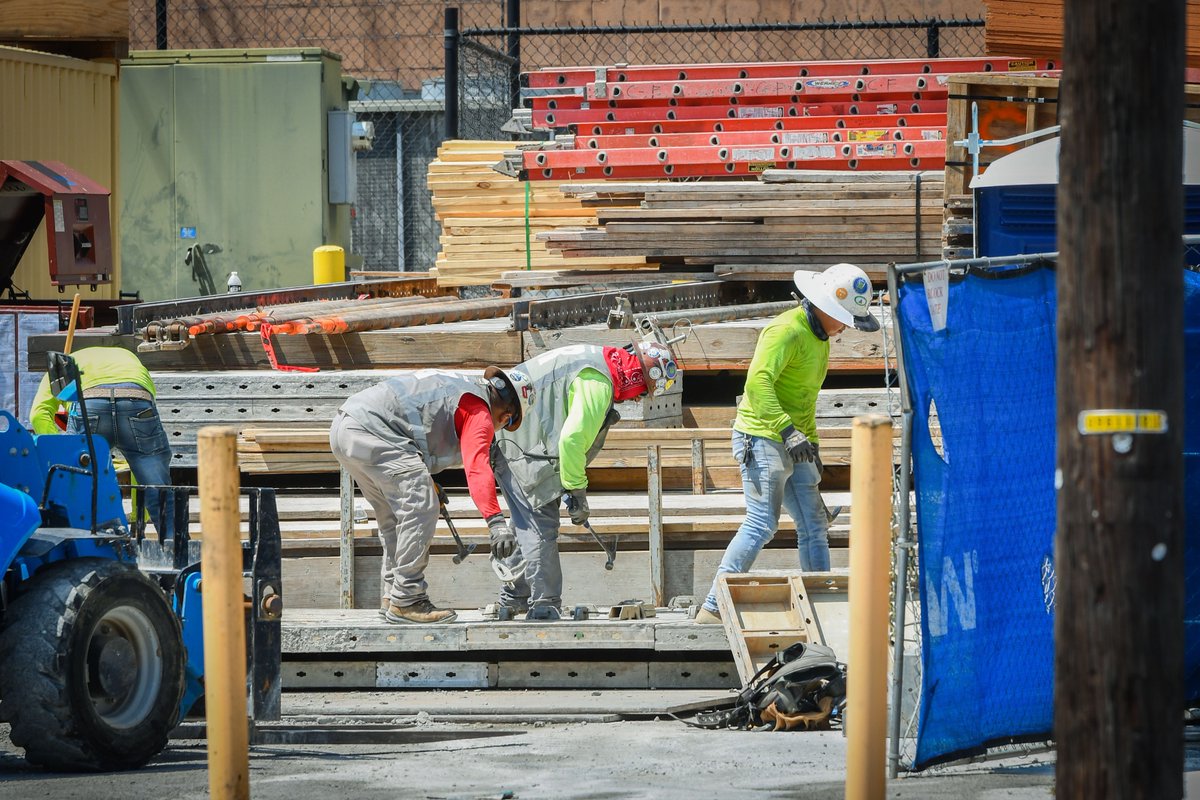 Crews continue work on the Broadway Bridge as heat indexes reach triple digits in #Nashville.
#photography #heat #heatwave
<a href="/NashSevereWx/">NashSevereWx</a>
