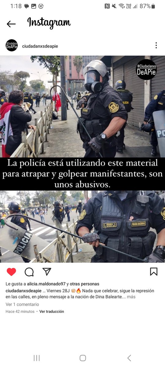 NoelG_Jaimes's tweet photo. #MensajePresidencial | Mientras Dina Boluarte pedia un falso perdon en el Congreso, este policia identificado como A. Añorga C., usaba un fierro en forma de gancho para "atrapar" y golpear a los manifestantes. 

Es un 28J como en todas las dictaduras.
#DinaAsesina 
#DinaRenuncia https://t.co/irdxqYVUHw