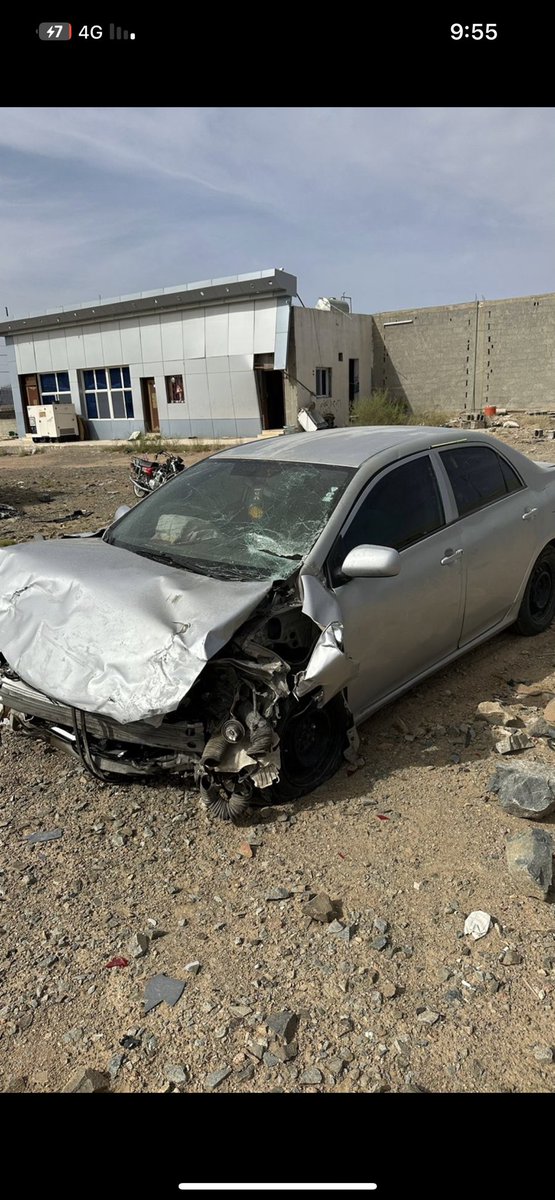 اشـوف الخلل و الحِزن بين على ممشاي
اصد و اجامل لين بان الخـلل فيني 

اقضي نهاري بين المشاوير رايح جاي
لكن البلاء مع غيبة الشمس يأتيني