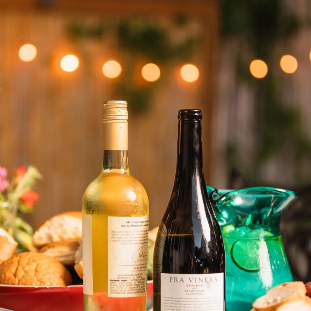 PequaSpirits's tweet photo. Did you know that red wine is made from dark-colored grapes? The skins of the grapes provide the rich color and tannins that give red wine its distinct characteristics. #WineFacts #ExploreWines #PequaSpirits https://t.co/IKp9Xyc7ee