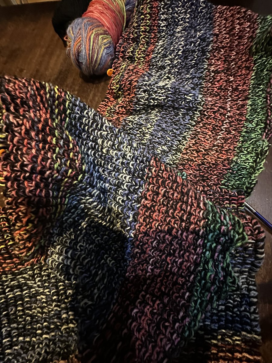 ManuT1983's tweet photo. Resteverwertung!  Bild 1: kleine Söckchen von jedem Paar was ich zuvor gestrickt habe.  Bild 2: Aus allen Resten der #opalsockenwolle stricke ich eine #clubblanket Anleitung von @schibotgarne  Bild 3: Eine #zehnmaschendecke aus allen weiteren Wollresten  #Handarbeitsclub https://t.co/exsa5RJbP7