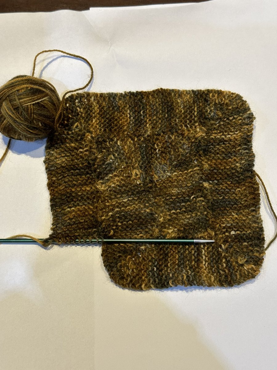 ManuT1983's tweet photo. Resteverwertung!  Bild 1: kleine Söckchen von jedem Paar was ich zuvor gestrickt habe.  Bild 2: Aus allen Resten der #opalsockenwolle stricke ich eine #clubblanket Anleitung von @schibotgarne  Bild 3: Eine #zehnmaschendecke aus allen weiteren Wollresten  #Handarbeitsclub https://t.co/exsa5RJbP7
