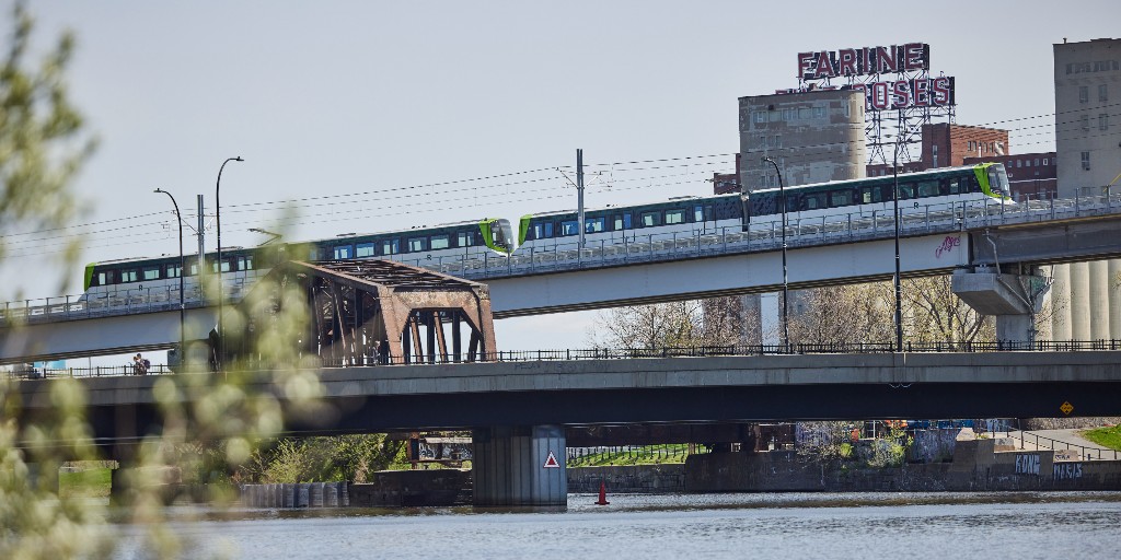 AlstomCanada's tweet photo. Quelle joie de mettre en service le @REMgrandmtl de la @LaCDPQ avec nos partenaires et @JustinTrudeau @francoislegault et @Val_Plante! Alstom fournit les trains et un système 100% automatique et sans conducteur qui va révolutionner la mobilité à #Montréal! Bravo #TeamAlstom! https://t.co/JaWJyzlgg1