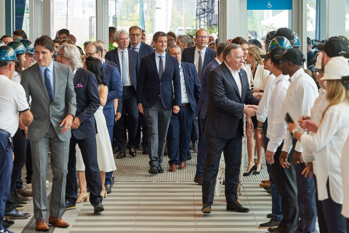 AlstomCanada's tweet photo. Quelle joie de mettre en service le @REMgrandmtl de la @LaCDPQ avec nos partenaires et @JustinTrudeau @francoislegault et @Val_Plante! Alstom fournit les trains et un système 100% automatique et sans conducteur qui va révolutionner la mobilité à #Montréal! Bravo #TeamAlstom! https://t.co/JaWJyzlgg1