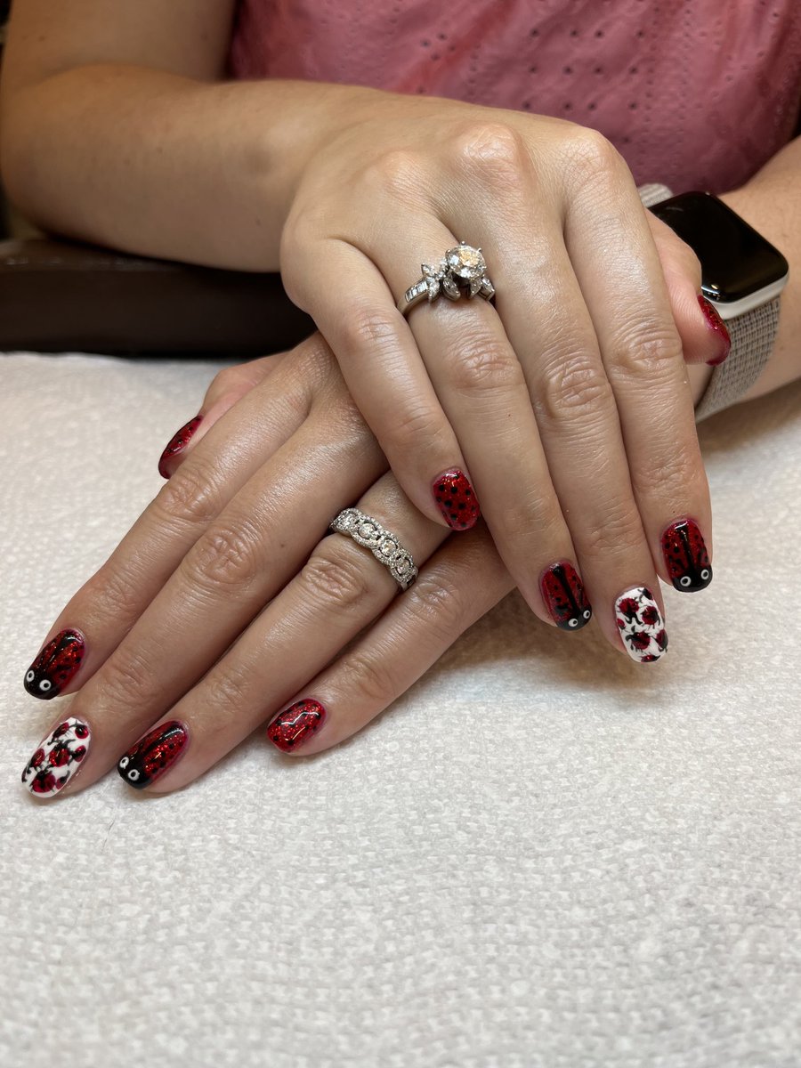 MarcieFeinman's tweet photo. 😁🐞 #handsofasurgeon #nailsofasurgeon https://t.co/ArpoqvosqP