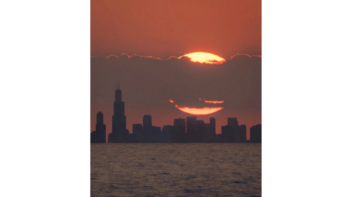 PortraEvents's tweet photo. Moody Chicago Skies🌆🌕

📸: @arbielcrearive(IG)

#portra #chicago #explorepage #photography #illinois #chitecture #travelphotography #sunset #lakemichigan https://t.co/63nZtE9qYf