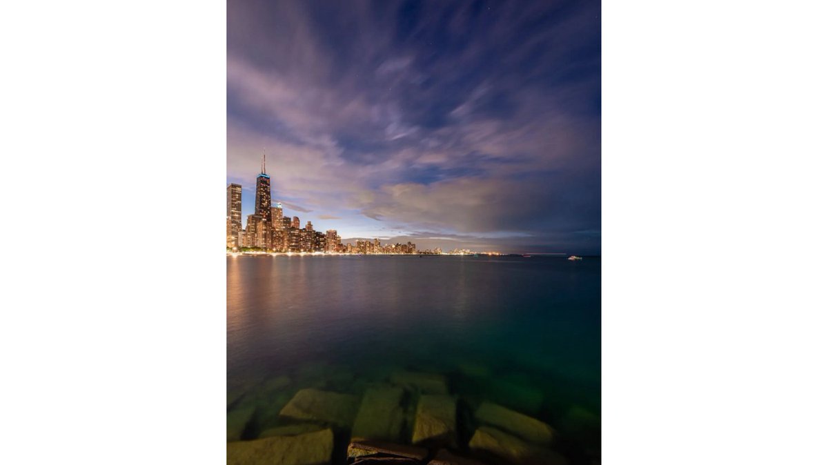 PortraEvents's tweet photo. Moody Chicago Skies🌆🌕

📸: @arbielcrearive(IG)

#portra #chicago #explorepage #photography #illinois #chitecture #travelphotography #sunset #lakemichigan https://t.co/63nZtE9qYf