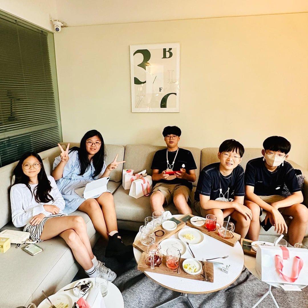 SongManseTH's tweet photo. แก๊งก้อนรียูเนียน! ออมม่าชิโฮลงรูปสามแฝดกับซารัง+จิออนให้แฟนๆหายคิดถึง พร้อมอัพเดตความสูงเด็กๆด้วย ซารังสูง 154 cm. สามแฝดสูง 163 cm. จิออนสูง 168 cm. สูงกว่าแอดไปแล้ววว ฮรือออ โตไวกันมากๆ 🥹❤️

©️shiho_style IG
#songtriplets #daehanmingukmanse #choosarang #TheReturnofSuperman https://t.co/HTfvYIohpK