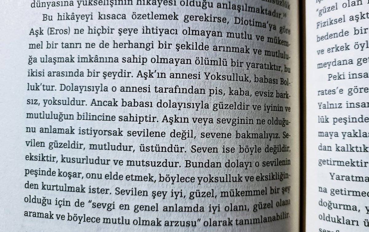 Aşkın veya sevginin ne olduğunu anlamak istiyorsak sevilene değil,sevene bakmalıyız. Sevilen güzeldir, mutludur, üstündür. Seven ise eksiktir, kusurludur ve mutsuzdur.
Platon