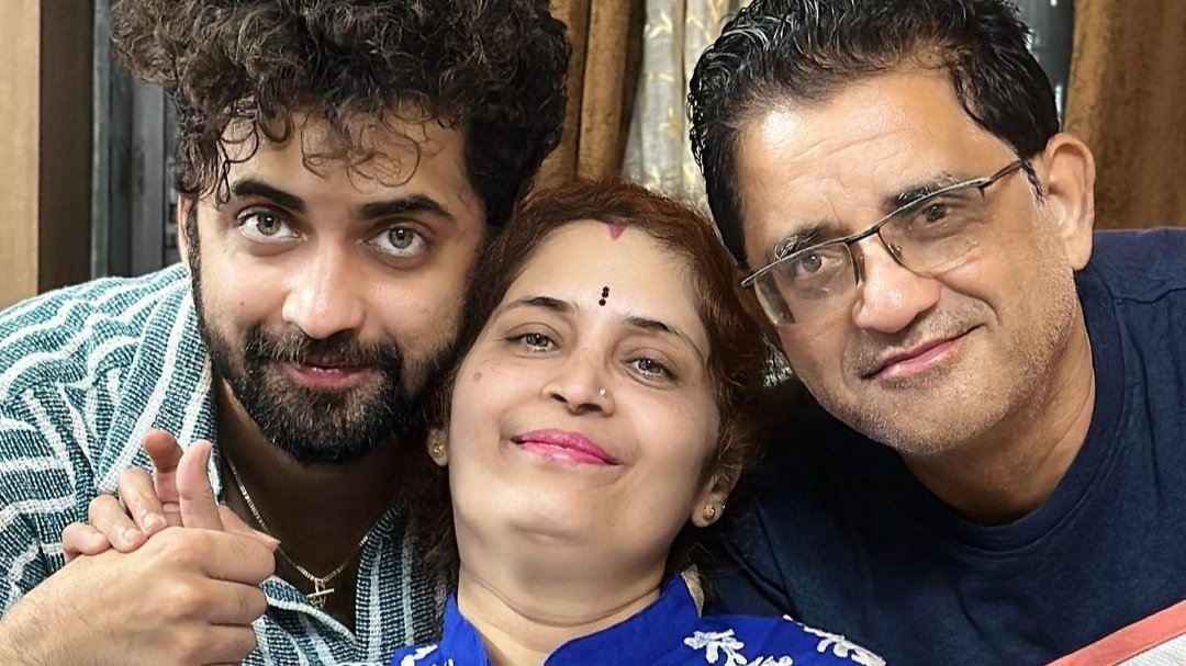 sumellikaxcafe's tweet photo. they are always PLUS ONE [+1] for him. <3

@Beatking_Sumedh 
#SumedhMudgalkar #Sumedhians https://t.co/YMVNpv1iU4