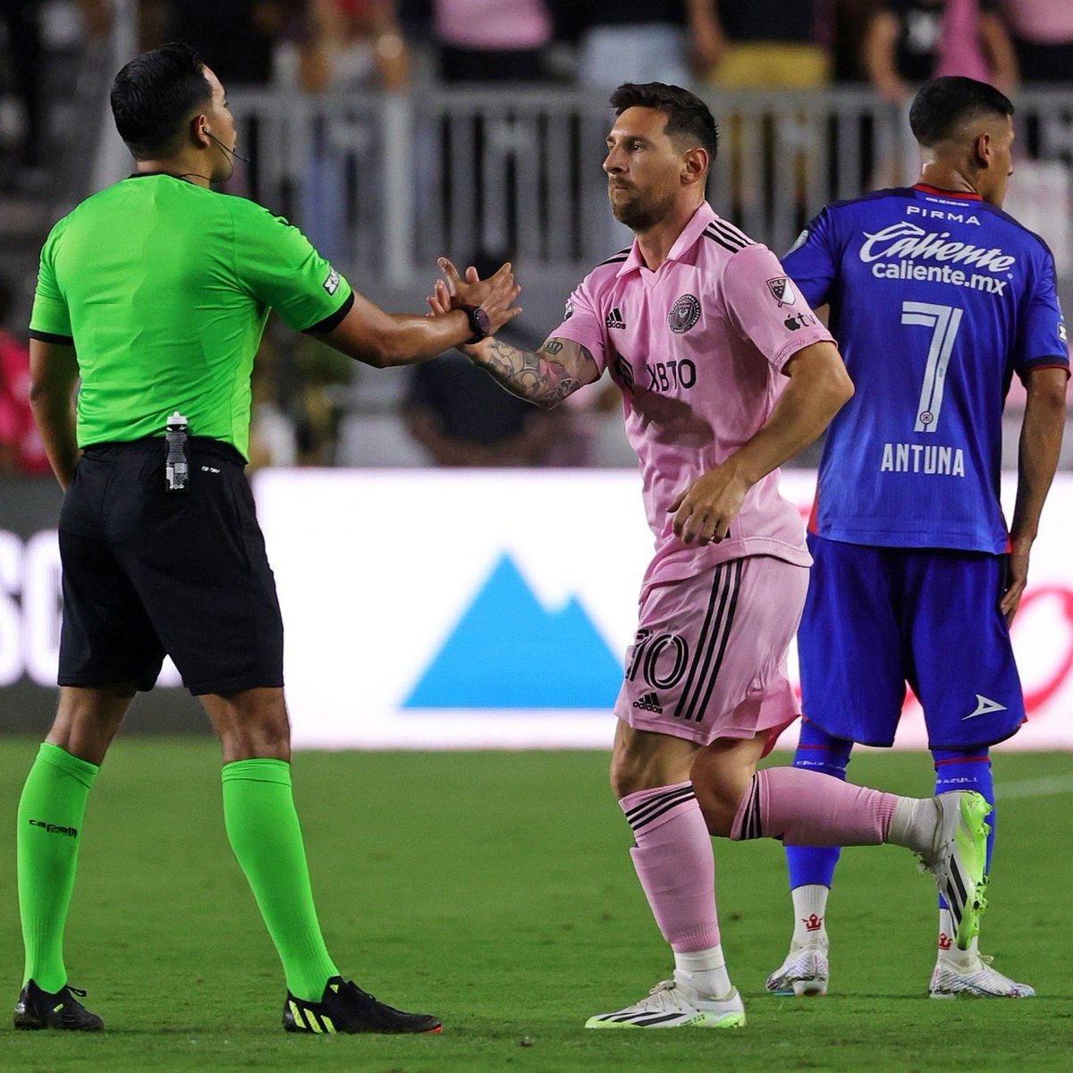 SomosAnalistas_'s tweet photo. - Primero fue a Cruz Azul con una falta inventada de último minuto

- Luego Xolos, con 2 jugadores expulsados injustamente 

- Luego Chivas, penal no marcado y gol en fuera de lugar no anulado 

Cuando le toque un arbitraje localista a tu equipo má adelante ya no va a haber risas https://t.co/BmRLqs0bT6