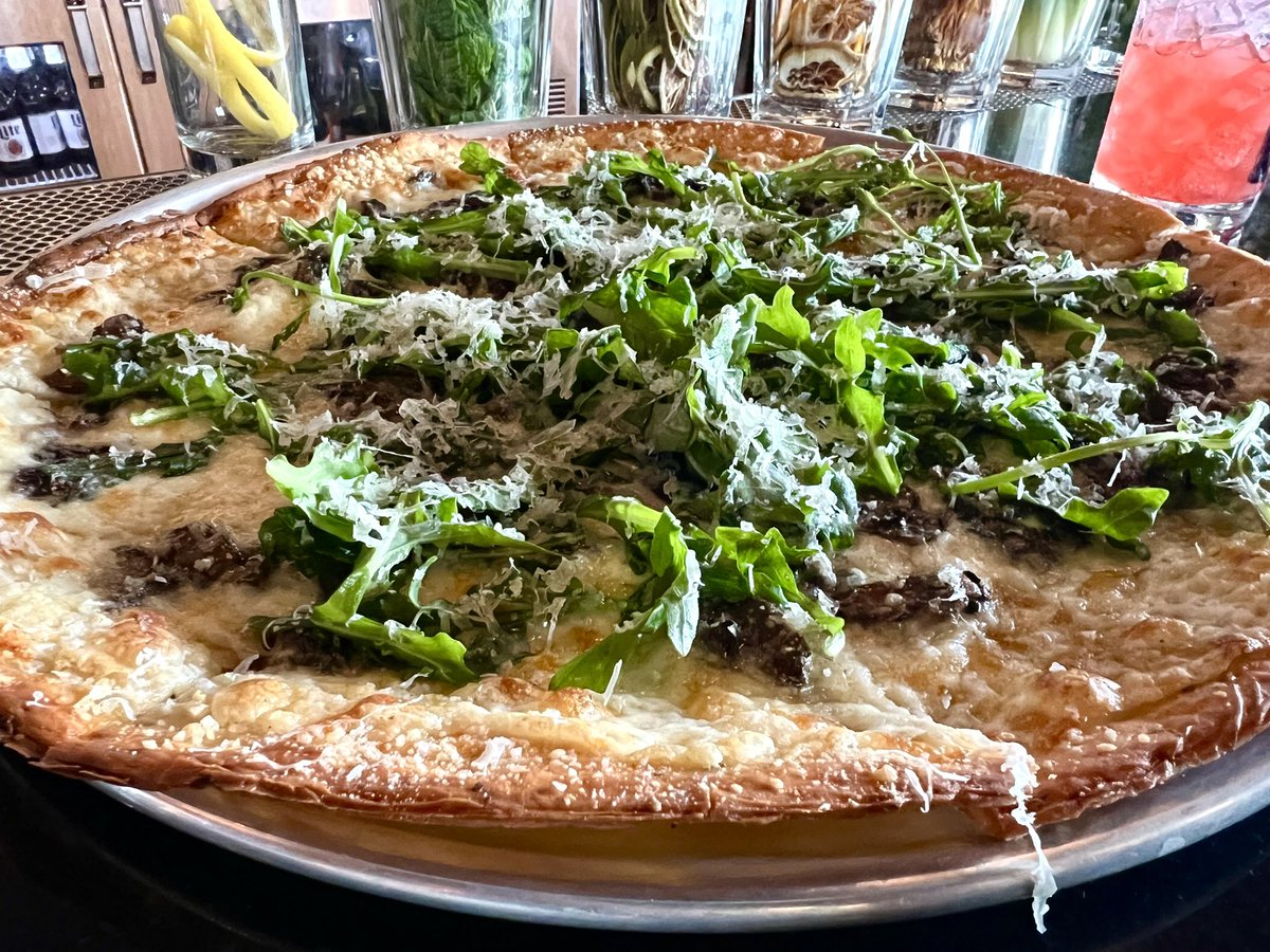 Himes412's tweet image. #Pittsburgh #Puttery for lunch! The pizza is OUT OF THIS WORLD good! 😋🍕