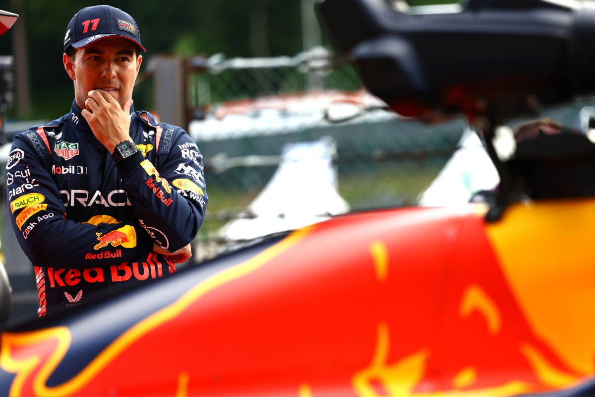 ATellodeMeneses's tweet photo. 🧵Ha sido una gran calificación de @SChecoPerez que le permitirá arrancar desde la primera fila el domingo.

¿Pero por qué el resultado es muy bueno si está a casi un segundo de su coequipero?

Es importante recordar que desde Miami este auto no es más aquel RB19 en el que ambos pilotos trabajaron por igual a inicio de temporada, y en el que VER fue incapaz de sostenerle el paso en algunas ocasiones. 

Por el contrario, ahora los dos autos de @redbull cuentan con un desarrollo basado en las preferencias, necesidades e incluso debilidades del neerlandés, y es necesario mencionar que su estilo de conducción contrasta con el del 90% de los pilotos de la parrilla [por aquellos “expertos” que no entendieron la declaración de PER], razón por la cual existe el enorme reto de conducir un auto que solo está optimizado para que Max pueda estar en armonía y sacarle el mayor provecho, lo que representa un desafío que los demás compañeros no han podido superar, sea técnica o mentalmente.

Lo destacado es que ‘Checo’ viene avanzando con paso firme para domar un toro ajeno, pero hay que ser muy cautos en las expectativas presentes: los compromisos de configuración que tiene el auto para convertirlo en manejable para PER, conllevan sacrificios en rendimiento, tiempo para calentar los neumáticos, degradación, entre otros, décimas que se suman a la confianza que se ha perdido con los cambios, y que el siete veces campeón, Lewis Hamilton, expresó la semana pasada que te hacen perder mucho tiempo.

De la mano con esto, @redbull ha logrado impulsar a VER al pico máximo de su carrera, entregándole las herramientas que le permiten la seguridad y la confianza de buscar los límites al ser uno mismo con el auto, y el respaldo de un ingeniero de carrera experimentado que simultáneamente es el director de ingeniería de carrera de todo el equipo, situaciones que por sí mismas ya generan una natural y gran ventaja competitiva al interior del equipo, sin importar el conductor que se encuentre al lado.

De no ocurrir nada especial que le permita llevarse la victoria, el próximo domingo hay que esperar que VER lo pasará como parado, sin mayor resistencia. Más allá de las manos, no están las condiciones para tener el mismo rendimiento, pero sí para pelear con mayor tranquilidad, que hace unas cuantas carreras, por la P2.

Así que es importante reconocer el gran resultado de PER, como producto de un esfuerzo muy particular que está realizando, y con un notorio avance en condiciones que hasta hace poco lo hacían ver todo el tiempo como si conduciera sobre gelatina, e incluso contra aberraciones estratégicas que ya ha comentado la Ing. Bernie Collins, como con la petición de su equipo en Q2, al pedirle a través de Bird que dejara adelantar a Max cuando estaban a punto de abrir una vuelta rápida, lo que Sergio asertivamente no atendió expresando “eso solo nos jod… [la vuelta] el uno al otro”.

Por lo ya mostrado, podemos estimar sin temor a equivocarnos que, con un respaldo técnico equilibrado (como comentó ROS la semana pasada), y un auto en el que pudiera maximizar sus propios talentos, la consistencia estaría ahí, por delante de VER. Pero estas son las condiciones que se aceptaron y el reto en términos del antagónico fútbol será darle la vuelta al rival en su propia cancha, jugando con 9, sin VAR y con el arbitraje en contra.

Aún así, cuando no te rindes y aprovechas cada oportunidad dentro y fuera de la pista, puedes alcanzar el objetivo, sin ser víctima, ni mártir, sólo inteligente, pragmático y determinado cuando sea necesario. ✍🏼