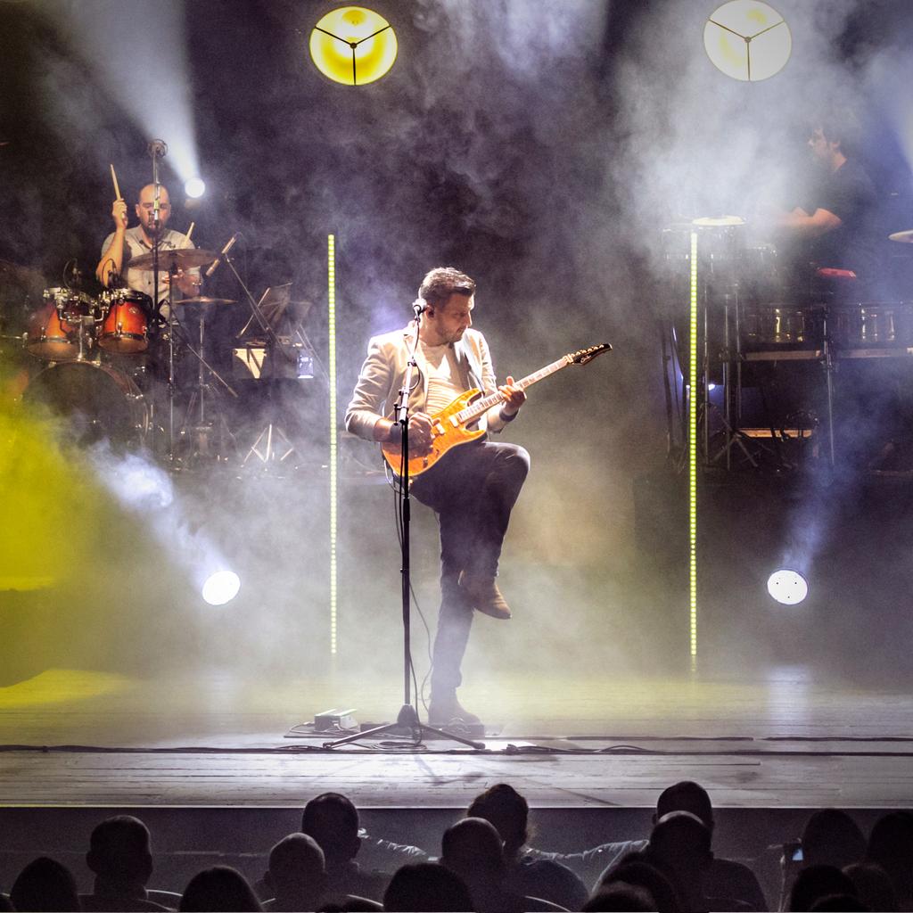 gREAT_sTRAITS's tweet photo. ❤️ ¿Cuántas veces has querido revivir este momento? 🎸 Ese arranque de concierto aún nos eriza la piel... #CallingElvis

📸 @Pixelinphoto

#greatstraits #direstraits #markknopfler #knopfler #thegreatsongsofdirestraits #knopflerstyle #knopflerfans #direstraitsshow https://t.co/vJUQ7zuQAS