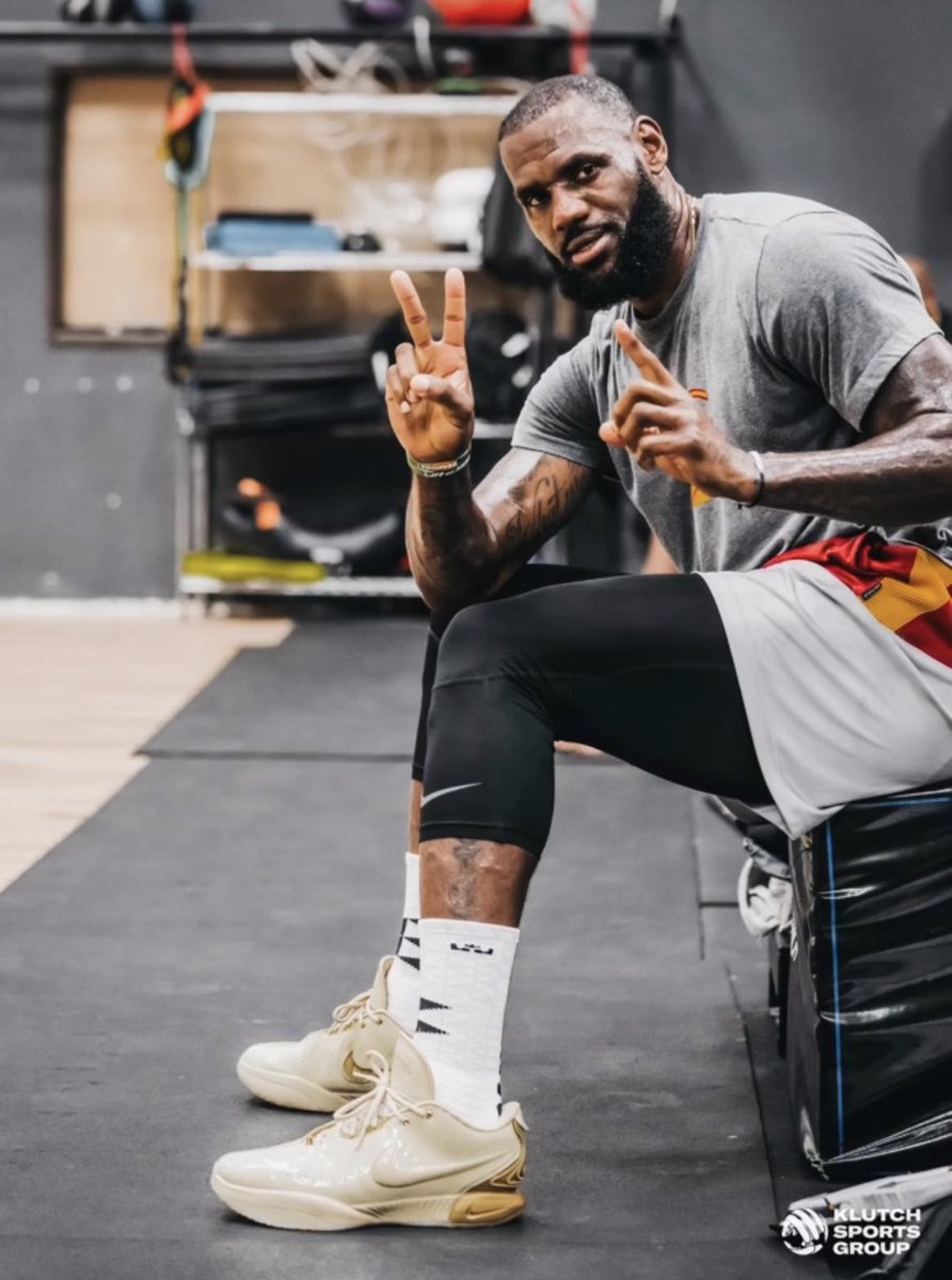 NickDePaula's tweet photo. LeBron James unveils the upcoming Nike LeBron 21 👀👀 https://t.co/DM54JoHtns