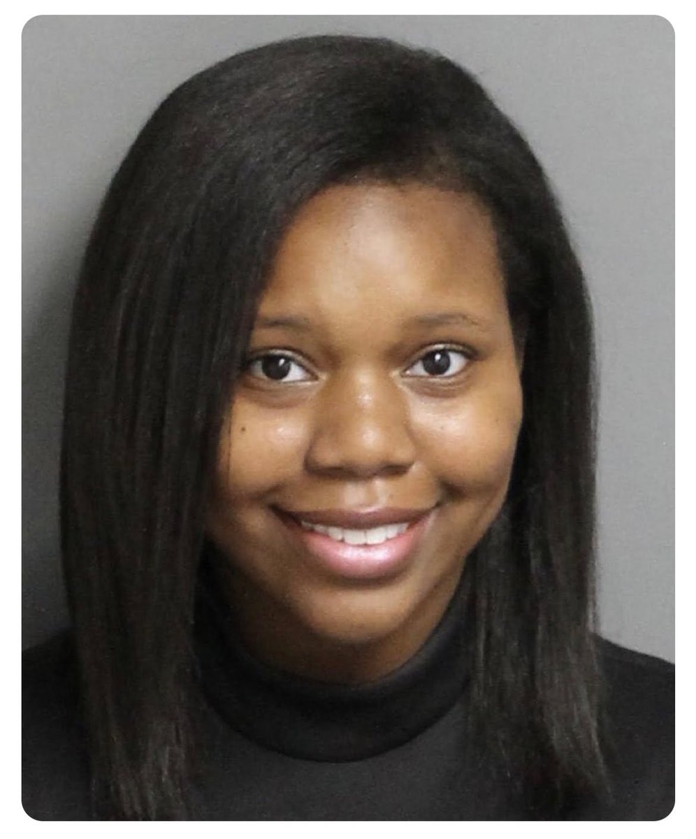 901Lulu's tweet photo. Why does her mugshot look like a yearbook picture? 😆  #CarleeRussell https://t.co/2ppl7yZTmu