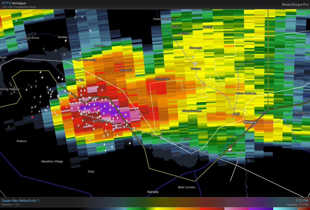 1Weathercanada's tweet photo. Wow! There could be massive hail heading towards Ottawa with this supercell! Get to a sheltered area as soon as possible if you are in Ottawa. #ONStorm #ONwx https://t.co/D1e9xfKX8P