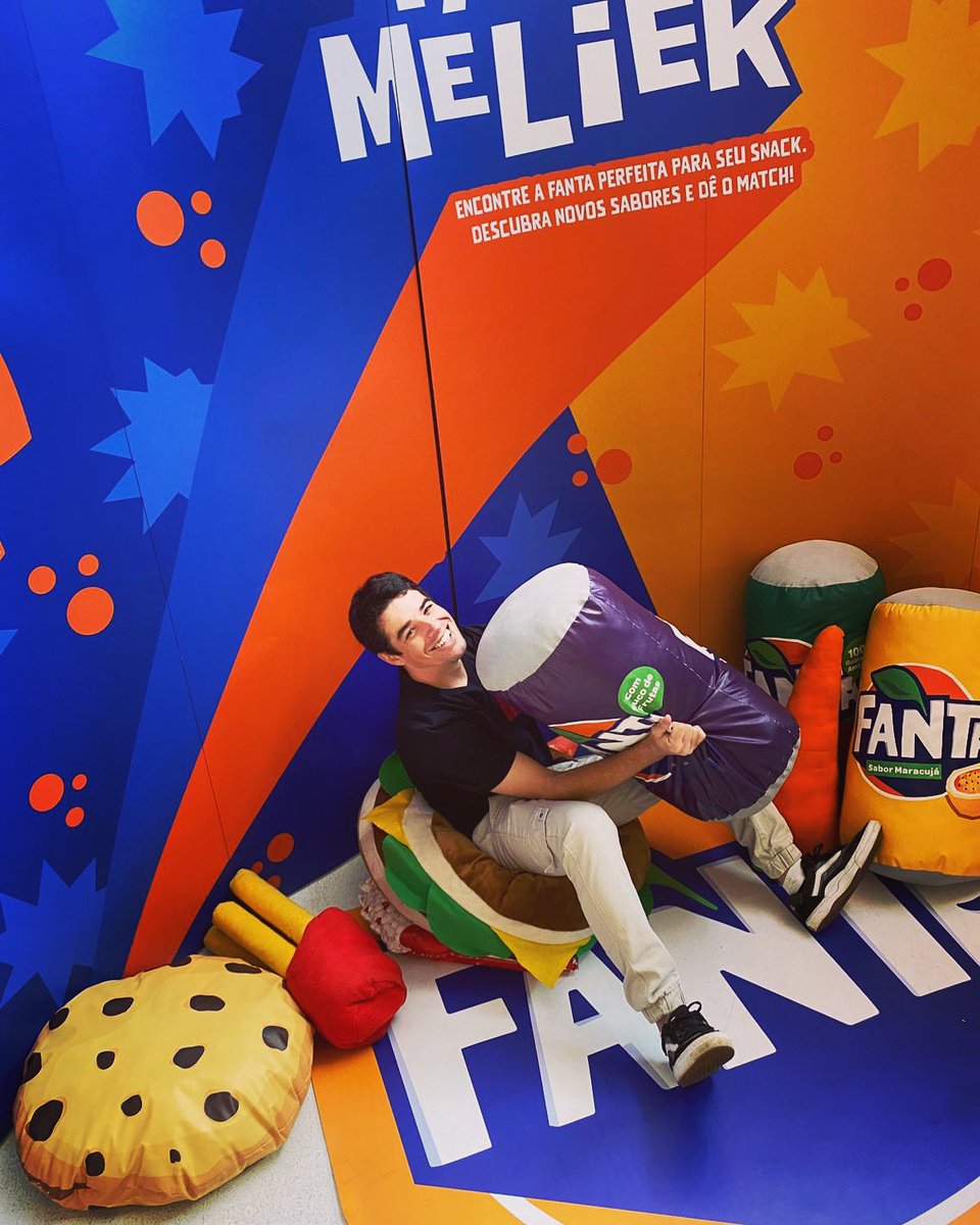 eualancalixto's tweet photo. Fantamelier faz de você o melhor sommelier de *Fanta + snack*.

Experimente a *combinação perfeita* para aguçar seus sentidos com todo o sabor de *Fanta*! 😋#fantamaracuja  #fantasnack #fantalaranja #fantauva #cocacola #cocacolasorocaba #sorocabarefrescos #shopping #shoppingcianê https://t.co/iZBTdkcPkb