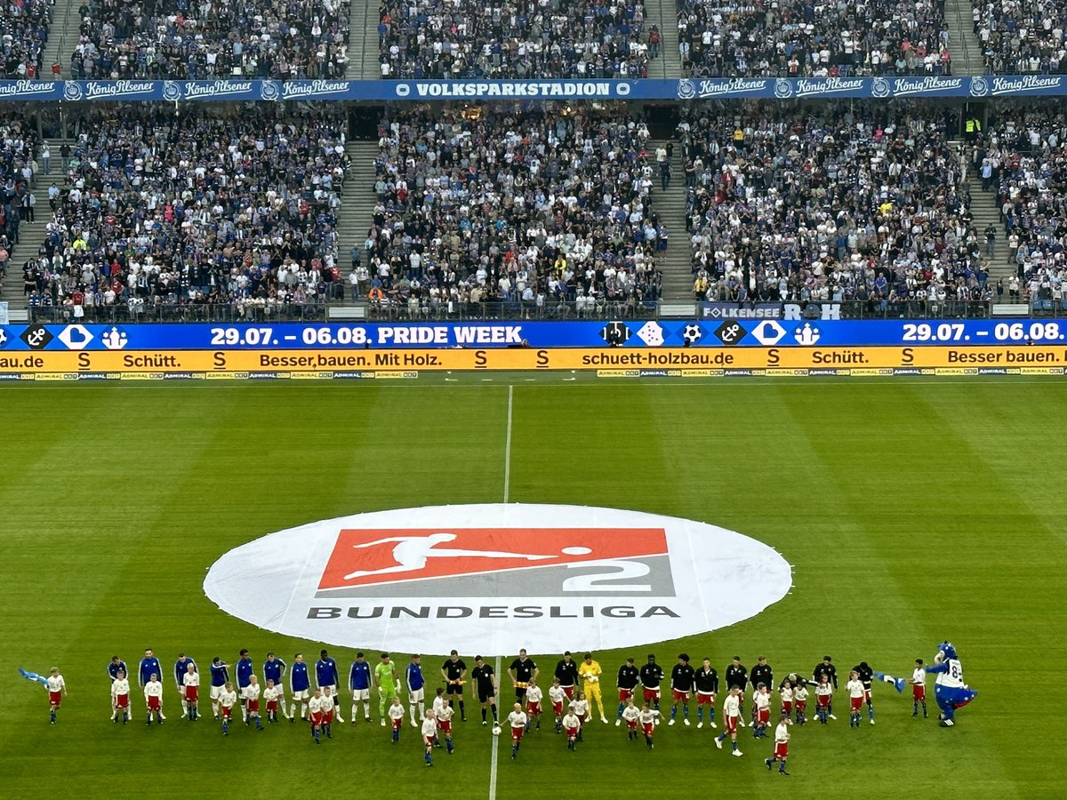 AnBerten's tweet photo. Besser kann die Saison nicht starten. In der Mitte stört im Banner ein bisschen die 2 - das hier ist erstklassig #HSVS04 https://t.co/3Kd6Y7jO82
