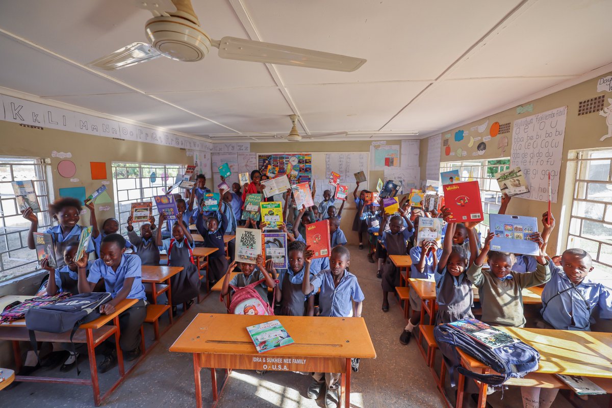 After much anticipation and weeks of shipping, they’re here! @intlbookproject has delivered and the Kanini Isubilo Primary School is buzzing with excitement 📚
.
#siksha #sikshafoundation #buildabetterfuture #future #educationforall #education #dogood
#goodchange #giveback