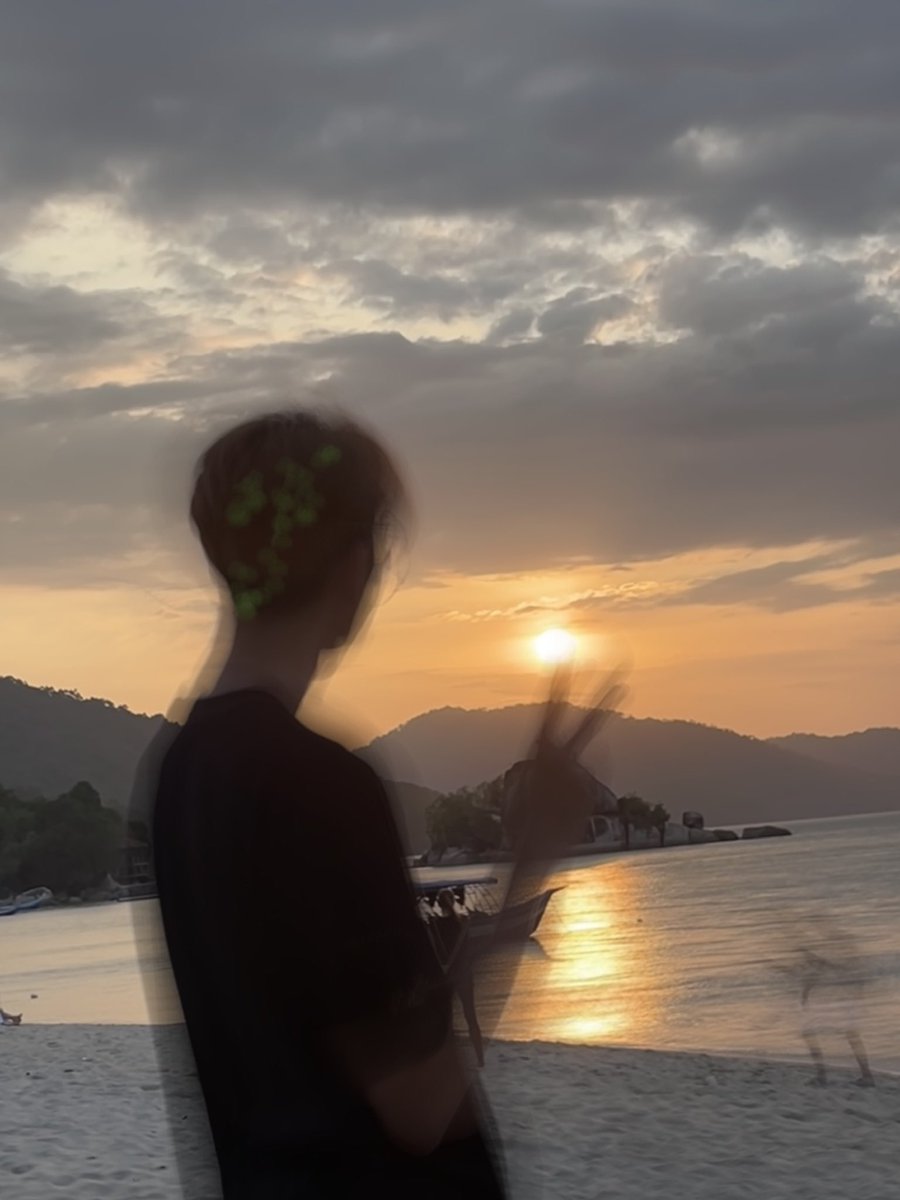 时光的岸上人来了又走
People on the shore of time come and go😉