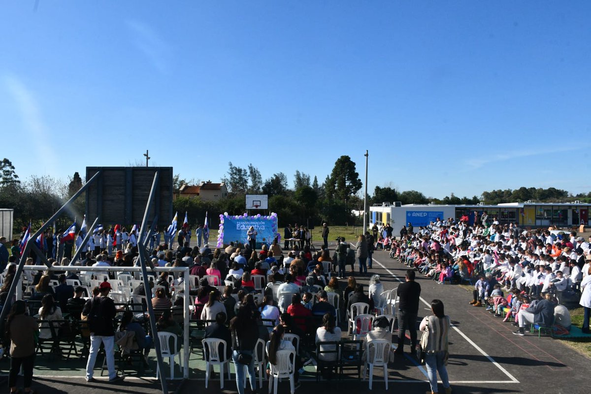 RobertSilvaUy's tweet photo. Nuevo liceo de tiempo completo en Paysandú, nuevas oportunidades para cientos de adolescentes que se demuestra con la alegría de la gente de San Félix. https://t.co/dRml1QMpgt