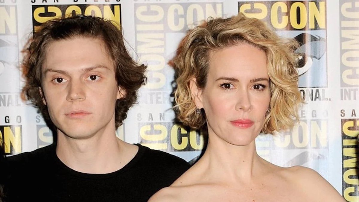 AHS_Source's tweet photo. More iconic AHS legend? Pick your favorite: RT for Evan. LIKE for Sarah. https://t.co/tl73KVG8hC