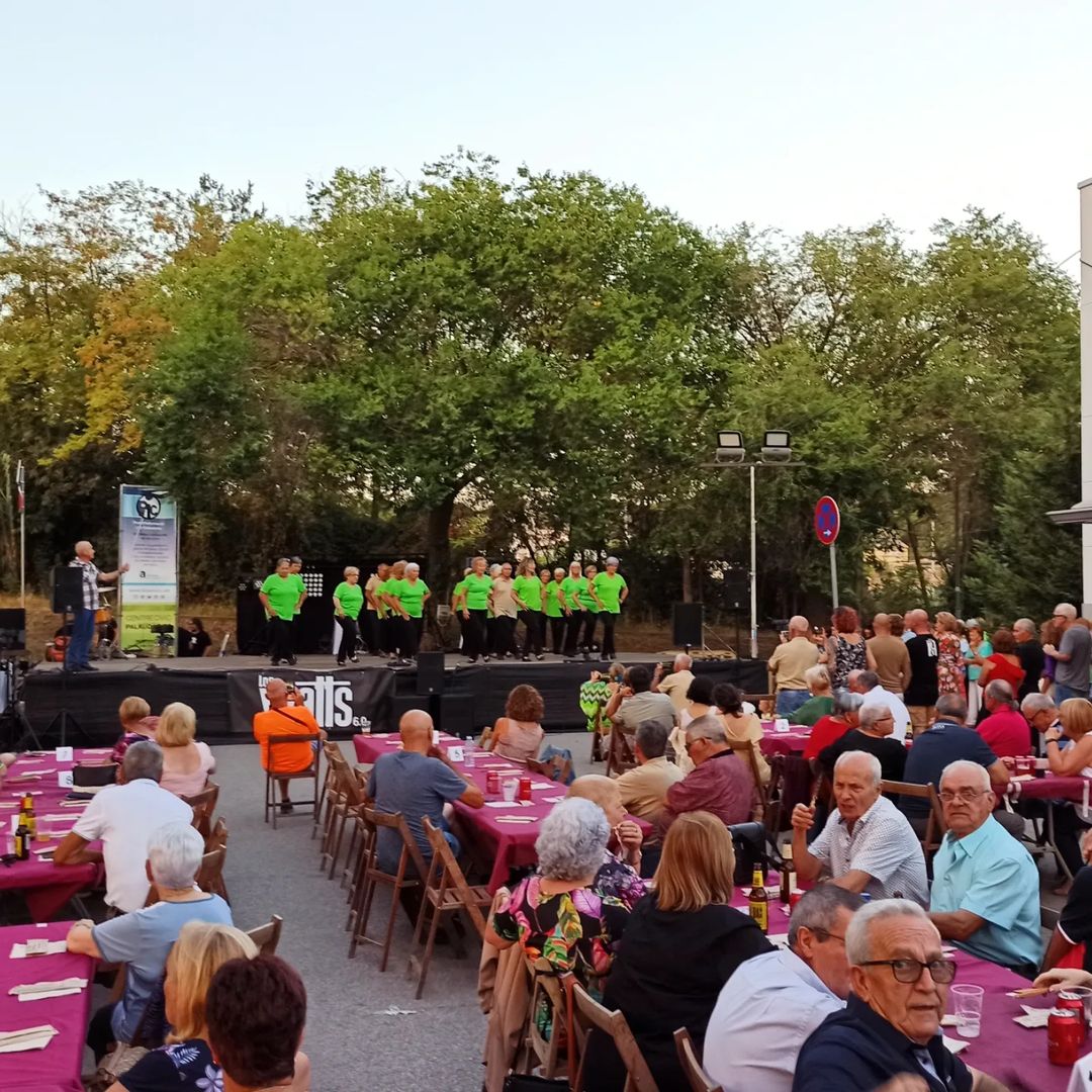 llicamunt's tweet photo. Avui l'Associació de Jubilats i Pensionistes de Palaudàries celebra la 'Festa d'Estiu' amb una demostració del ball en línia que practiquen durant l'any al Casal de la Gent Gran de Palaudàries https://t.co/PXJFHRRdid