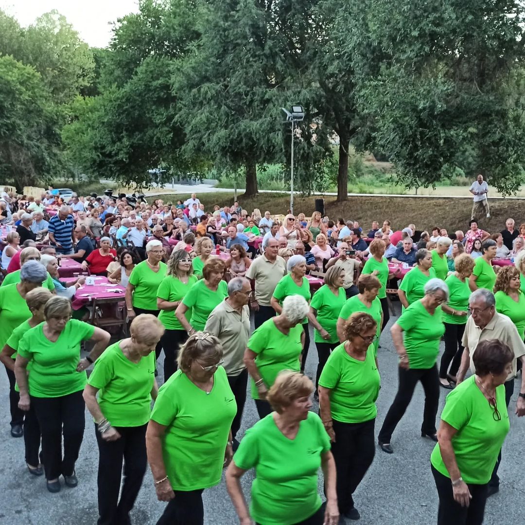 llicamunt's tweet photo. Avui l'Associació de Jubilats i Pensionistes de Palaudàries celebra la 'Festa d'Estiu' amb una demostració del ball en línia que practiquen durant l'any al Casal de la Gent Gran de Palaudàries https://t.co/PXJFHRRdid