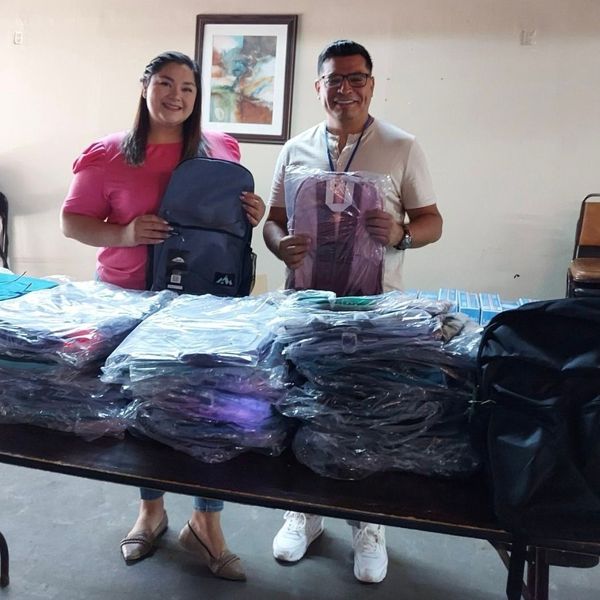 GadsdenISD_NM's tweet photo. Our amazing social workers have packed gift bags filled with brand-new Vans shoes for our migrant students. Thanks to generous donations from our community, we're ensuring every step they take is filled with comfort and happiness! ๐๐ #MakingADifference #SupportingOurStudents https://t.co/Zi56eA5IbI