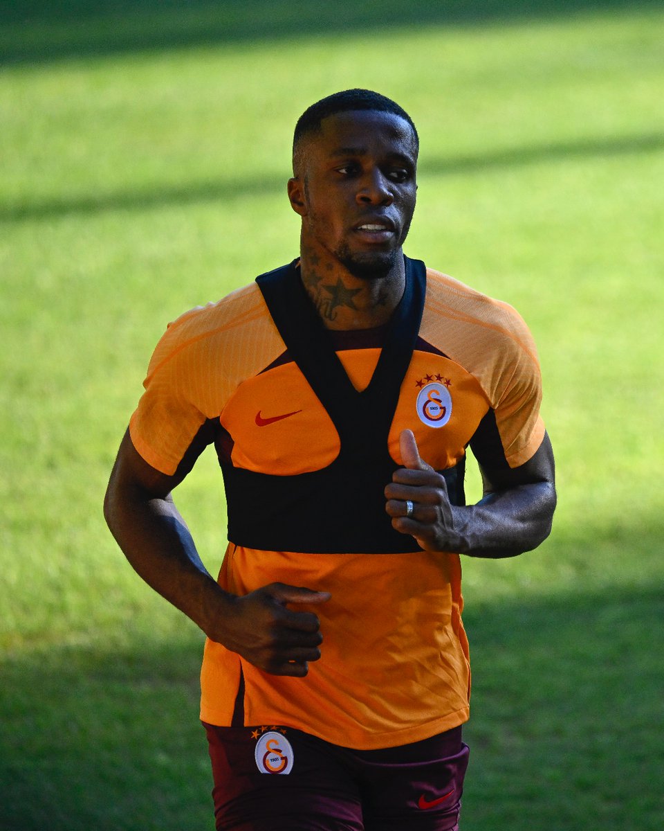 ArenaKrali's tweet photo. Wilfried Zaha, Galatasaray ile ilk antrenmanına çıktı. https://t.co/k6c2FA9L7A