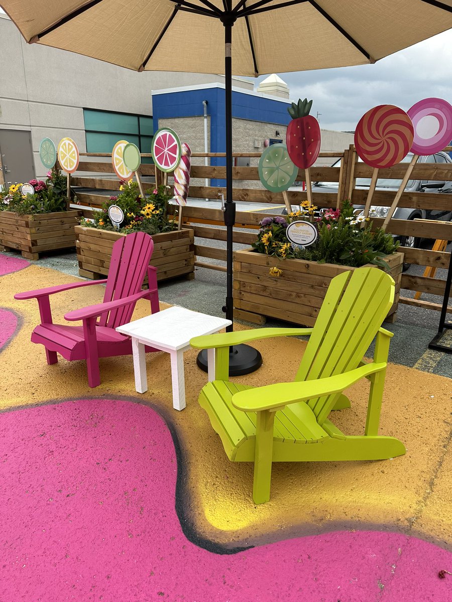 BLACKBOOKLife's tweet image. ELEVATE. @bayshoreottawa’s whimsical outdoor patio and garden opens tomorrow afternoon outside the Food Hall on 3. Escape the everyday, take in the pollinating greenery, lounge and unwind over a stunning ground mural. Stay tuned for exciting programming throughout the summer!🍭🐝