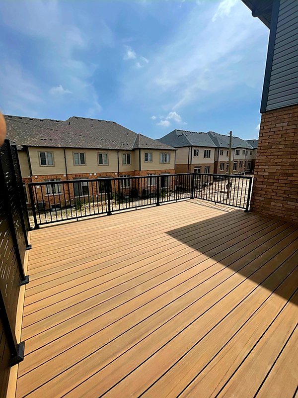 FinishesInc's tweet photo. We wrapped up our most recent project in #kitchener today! Our team completed this deck in just 3 days.  

More Coconut Husk decking from @timbertechABP. A beautiful privacy wall from @HideawayScreen &amp; @BWCRailings  aluminum railings supplied by @ronaguelph https://t.co/l2ijRpsdcr