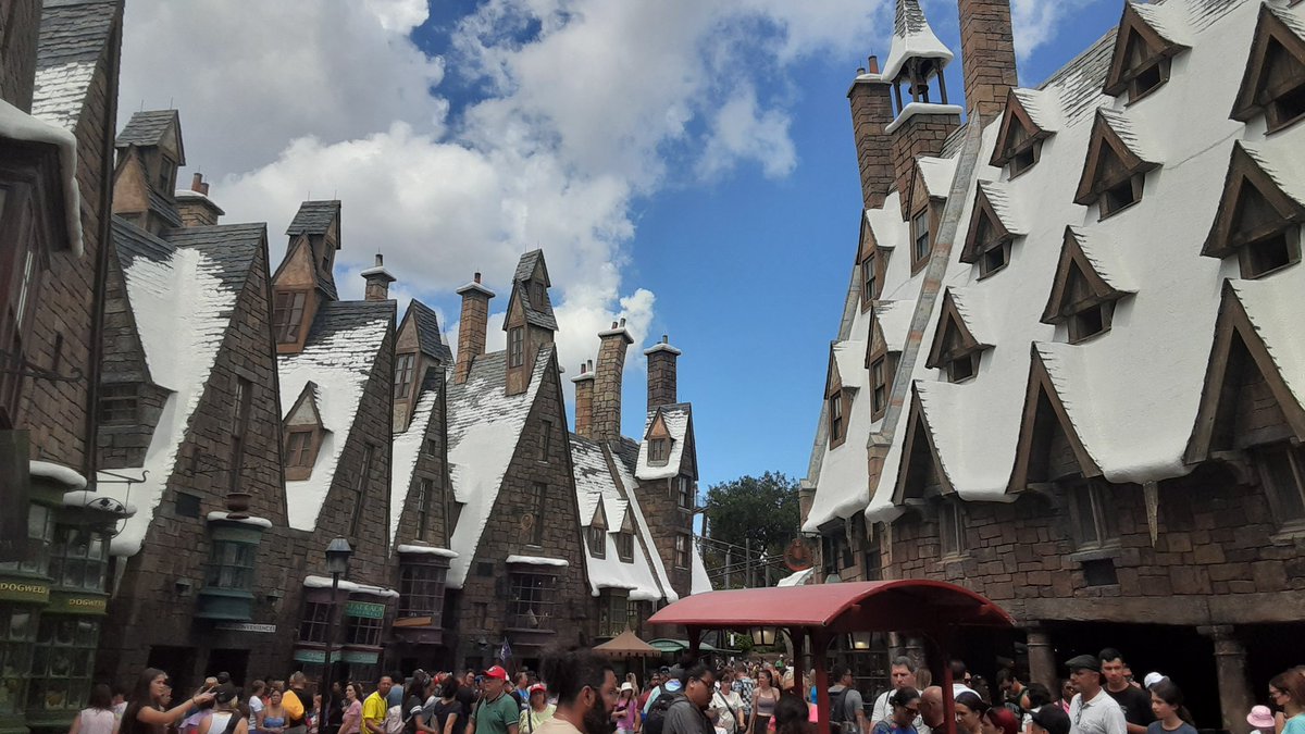 DemonBlakex's tweet photo. "Sometimes it feels like all roads lead to Hogsmeade" 😊 #universalstudios https://t.co/JjioGuHpfT