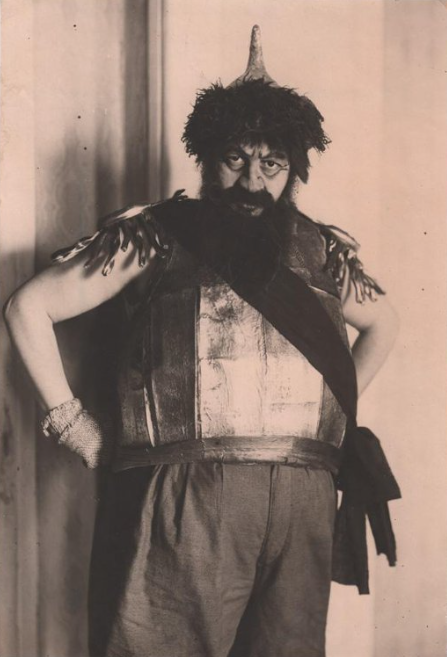 обыкновенный сталинизм. 1931 год. Важнейшее событие в Русской Истории, стало для большевиков поводом для очередного проявления оголтелой русофобии, откровенного кощунства и глумления над Русским Народом. Так, по мнению режиссёра Исаака Матвеевича Кролля, выглядел Князь Владимир.