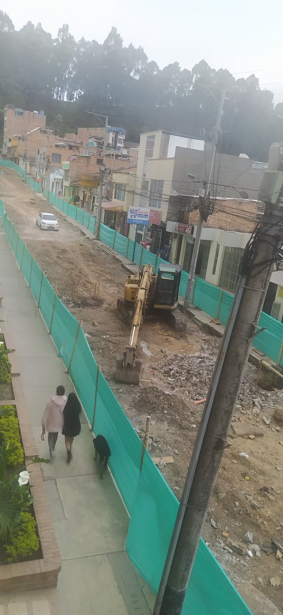 vlahebo's tweet photo. Ante el abandono de las obras por parte de @alcaldiapasto y @Empopasto en el barrio Pandiaco, la comunidad empieza a retirar las protecciones laterales y a habilitar progresivamente el uso de la calle. https://t.co/LChMoBfuLX