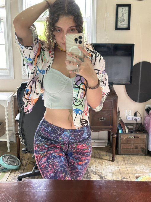 Outfit of the day , feeling bright ✨  Fingers are stained from fixed my vehicle &amp; I&rsquo;m a wet girl because<a href="/tag/winter"class="tags"><span>#winter</span></a>